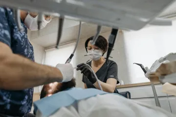 Soud rozplétá nezvyklý spor, muž požaduje za vytrhané zuby vysoké odškodné