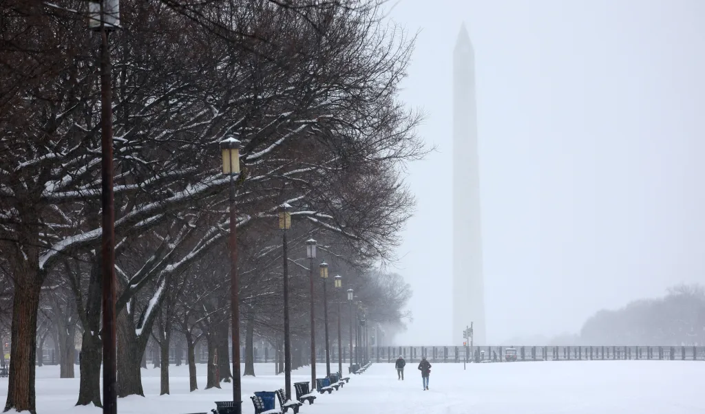 Silueta Washingtonova monumentu v zimní bouři