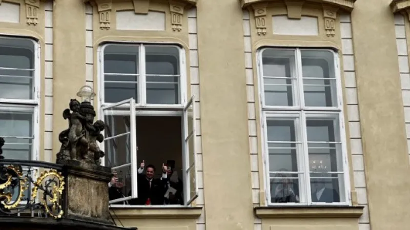 Herec Martin Dejdar otevřel jedno hradní okno a spontánně pozdravil zaplněné nádvoří slovy: ,,Povedlo se to.” Zdroj: ČT24