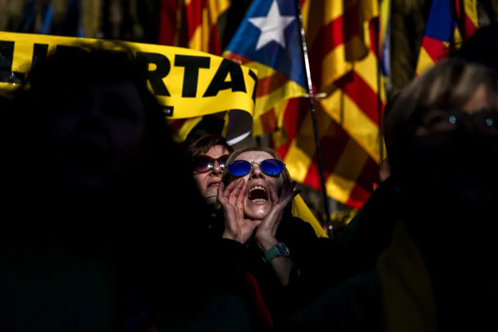 Lidé shromáždění před budovou katalánského parlamentu během jeho první ustavující schůze v Barceloně