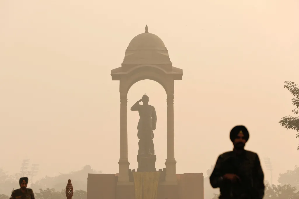 S nastupující zimou se Nové Dillí zahalilo do závoje smogu