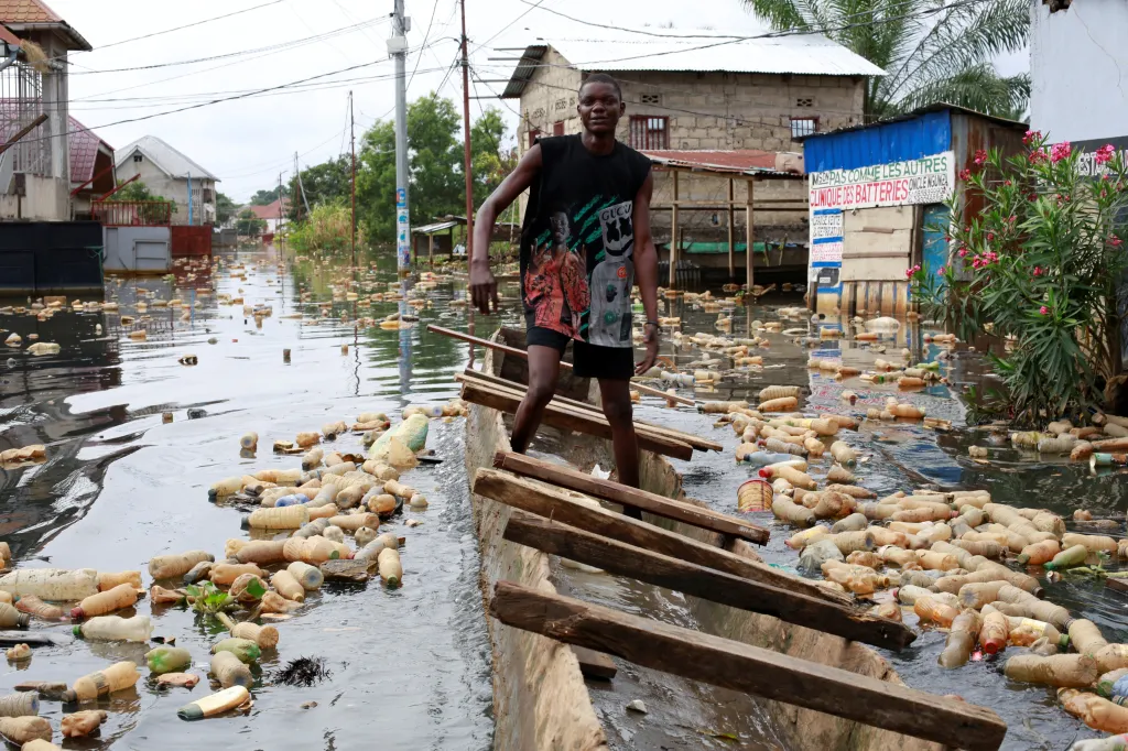 Obyvatelé hlavního města Demokratické republiky Kongo Kinshasy musí při záplavách k transportu používat lodě