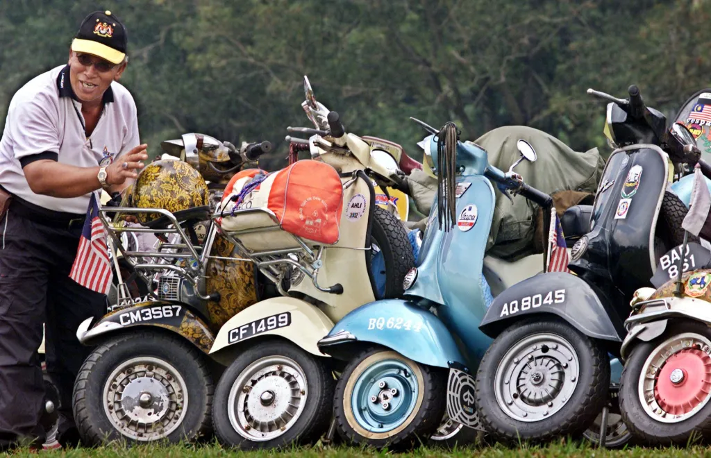 Firma ale zažila také horší období, zejména od 80. let, kdy skútry začínaly prohrávat boj se stále dostupnějšími automobily. Přes hospodářské těžkosti a změny vlastníků se jí ale podařilo přežít a Vespa se stala nejen oblíbeným dopravním prostředkem pro ucpaná města, ale také symbolem italské elegance
