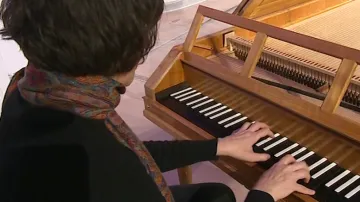 Pianistka hraje starou hudbu na kopie dobových nástrojů