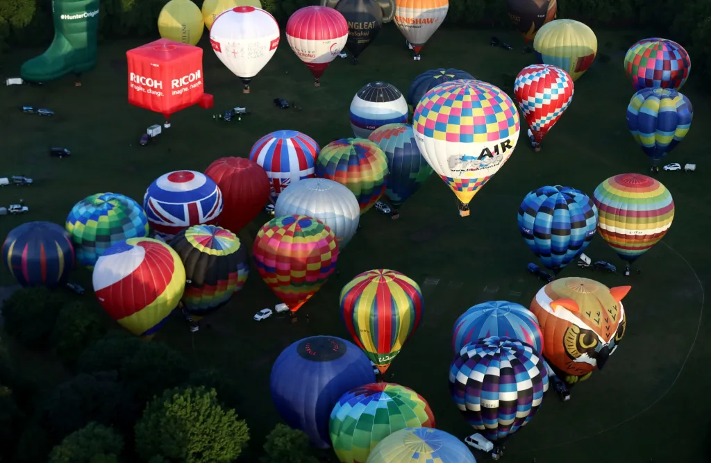 Desítky balonů se připravují ke startu v parku Battersea, vzdušnou čarou asi 3 km od centra Londýna