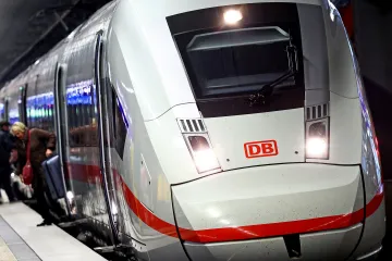 Na trati na severu Německa nejezdí po požáru vlaky, zřejmě šlo o žhářský útok