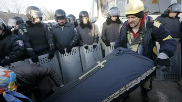 Ukrajinští demonstranti přinesli do centra Kyjeva rakev pro současný režim