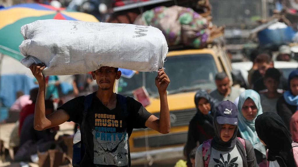 Obyvatelé města Gaza při přesunu na jih