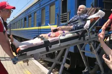 Z Donbasu prchají před válkou další lidé. Štáb ČT natáčel s několika raněnými