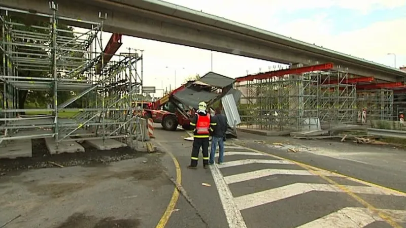 Kamion s unimobuňkou narazil do lávky.