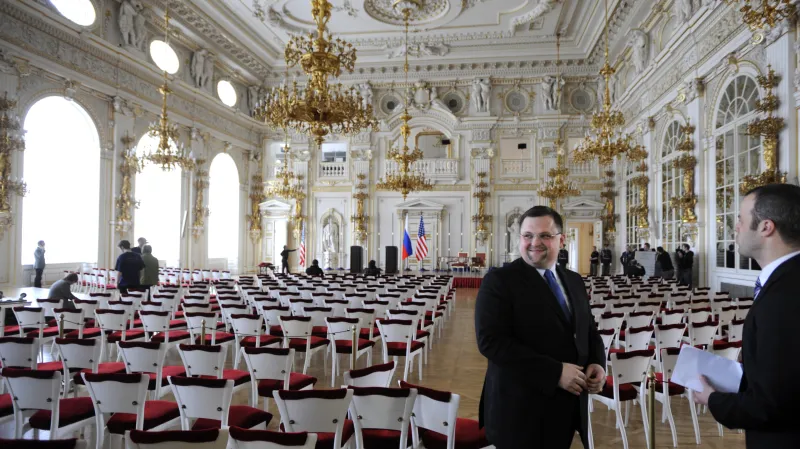 Bývalý ředitel hradního protokolu Jindřich Forejt připravuje Španělský sál Pražskéo hradu před podpisem smlouvy o snížení stavu jaderných zbraní mezi Barackem Obamou a Dmitrijem Medveděvem