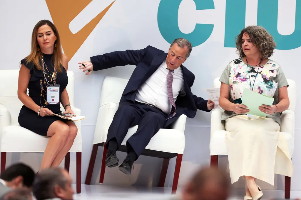 Reakce prezidentského kandidáta Joseho Antonia Meadeho při pádu ze židle po příchodu na setkání s obyvateli Mexico City.