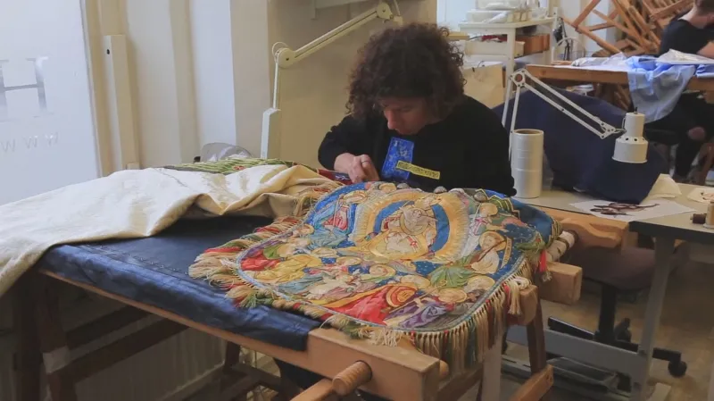 Vyšívačky restaurují vzácná kněžská roucha