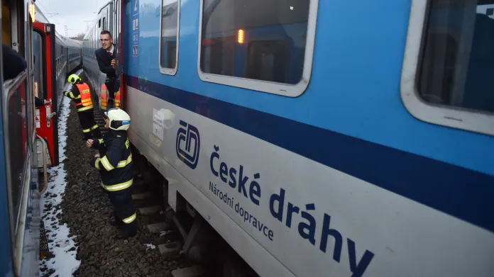 Při čekání po nehodě vlaku s chodcem na Táborsku vedle sebe zastavil rychlík sestavený ze starých vozů a expres s modernizovanými vagony. Rychlík má žlutá světýlka, expres posuvné dveře
