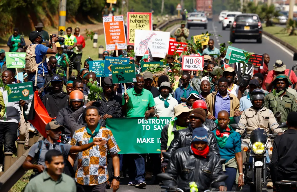 Účastníci protestního pochodu proti záboru půdy Národního parku Nairobi a plánům na přemístění zvířecího útulku v Nairobi