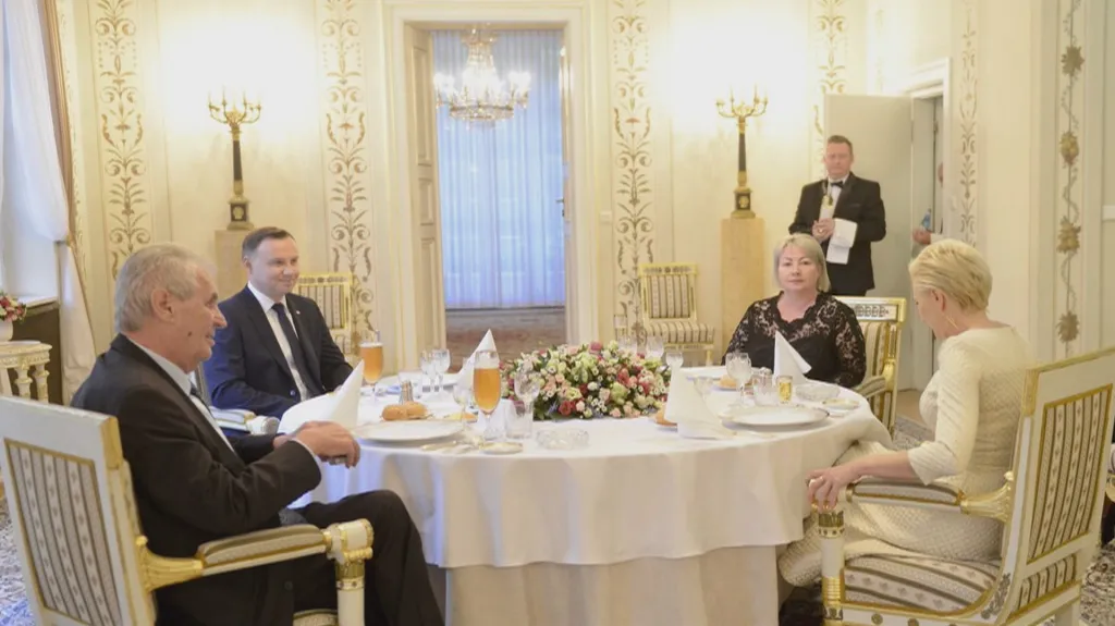 Miloš Zeman s manželkou při večeři s polským prezidentem Andrzejem Dudou a jeho chotí