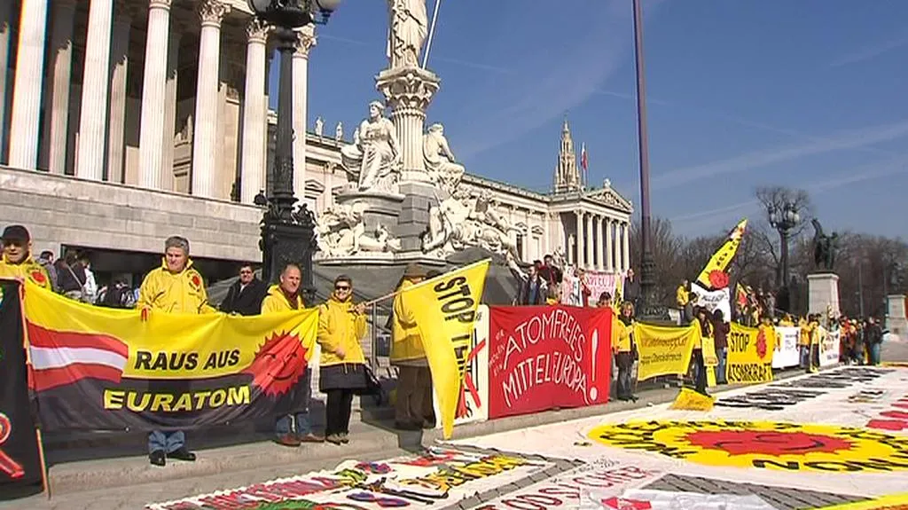 Demonstranti před rakouským parlamentem