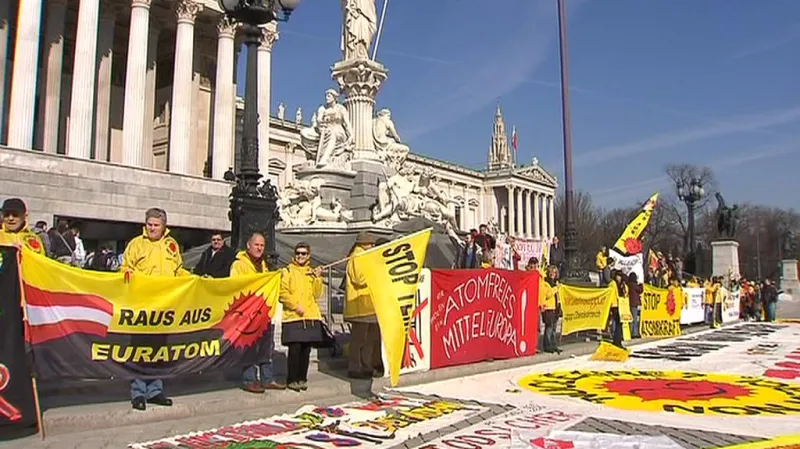 Demonstranti před rakouským parlamentem