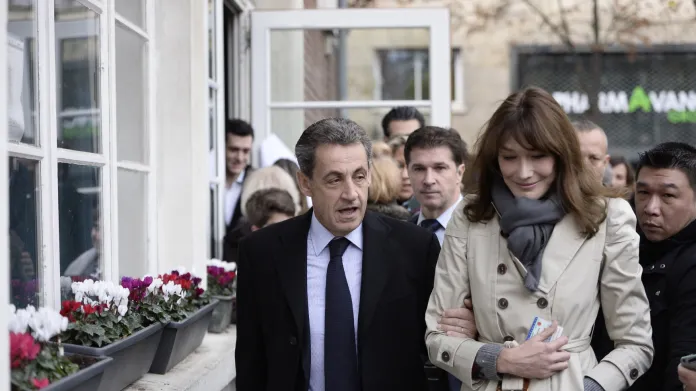 Sarkozyovi před volební místností v 16. pařížském okrsku