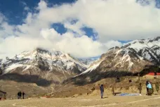 Při nehodě autobusu v nepálských horách zemřelo 21 lidí
