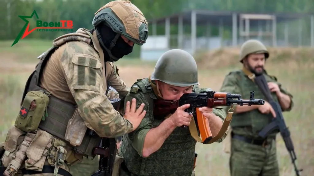 Člen wagnerovců zaučuje běloruského vojáka
