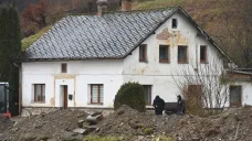 Škody po zářijové povodni na domě v obci Mikulovice na Jesenicku