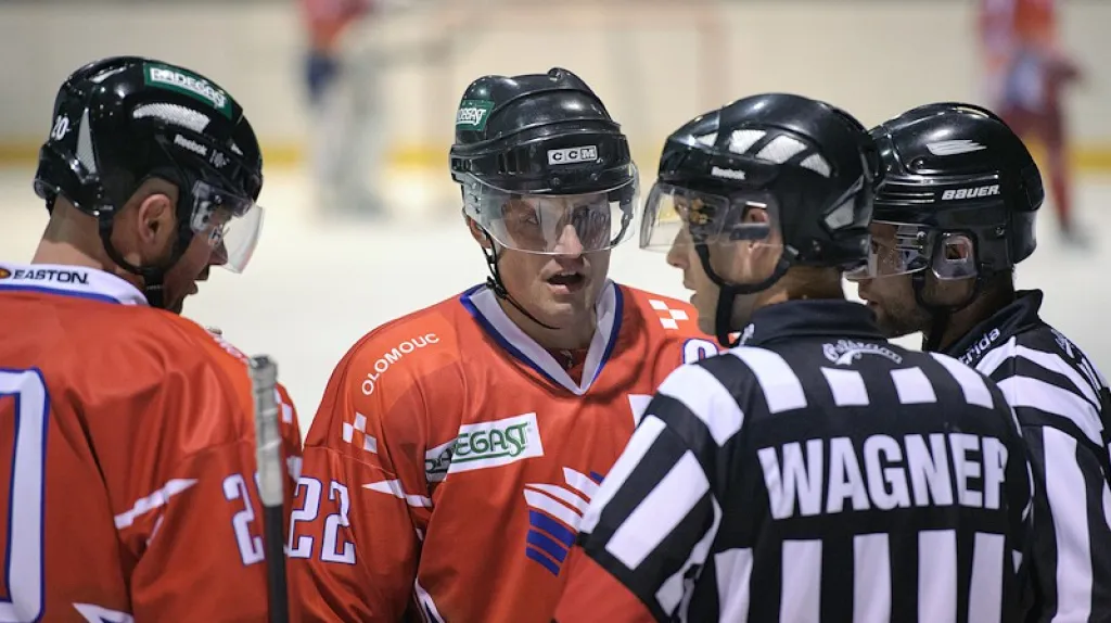 Olomoučtí Dopita a Mikel diskutují s rozhodčími