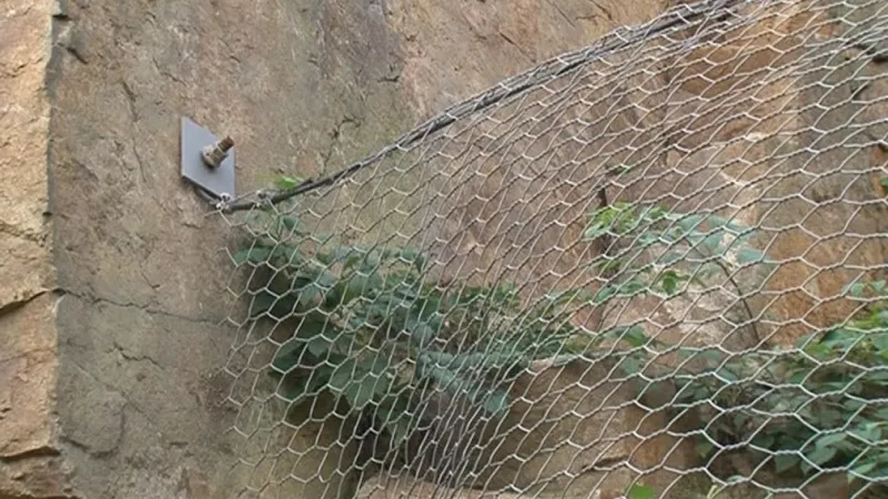Kotvy a pletiva chrání domy před padajícím kamením