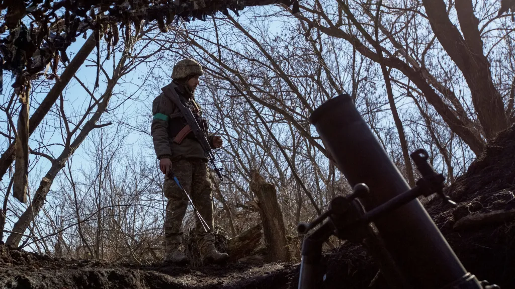 Ukrajinský voják na frontové linii u Bachmutu