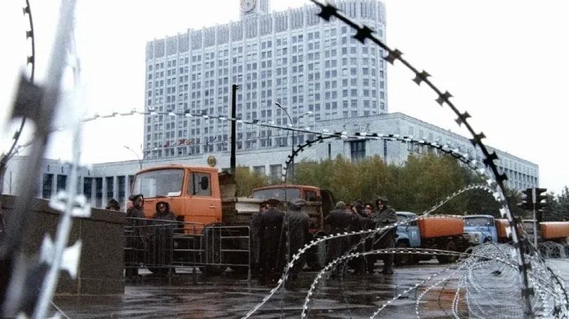 Vojáci uzavírají prostor před Bílým domem zátarasy s žiletkovým drátem