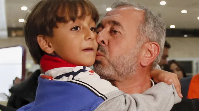 Usáma Mohsín se svým synem po příjezdu do Španělska