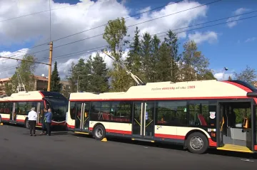 Místo nefunkčních moderních trolejbusů jezdí v Jihlavě staré autobusy