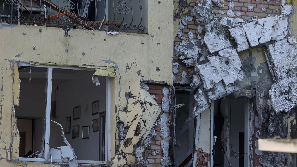 Obytný dům ve Lvově po ruském dronovém útoku