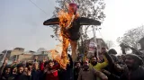 Účastníci protestů proti Donaldu Trumpovi a jeho prohlášení o uznání Jeruzaléma pálí v indickém městě Srinagar figurínu znázorňující amerického prezidenta. 8. prosince.