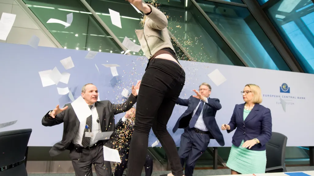 Po šéfovi ECB Draghimu hodila konfety a papíry
