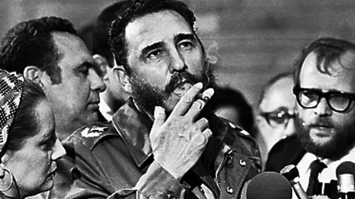 Castro s doutníkem při rozhovorech s novináři v Havaně (1975). Kouřit přestal v roce 1985