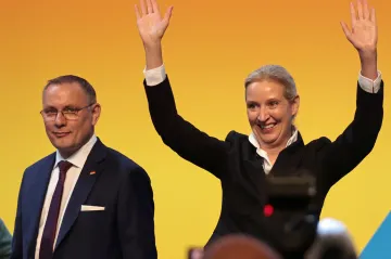Sjezd AfD potvrdil dosavadní vedení, provázejí ho demonstrace