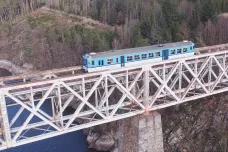O památkově chráněný most přes Orlík nestojí kraj ani železničáři