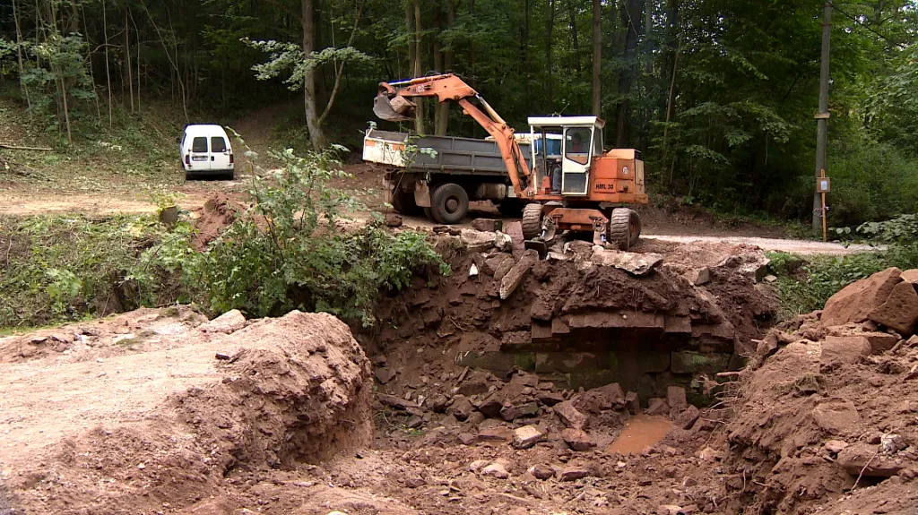 V Rudníku likvidují škody po povodni z roku 2013