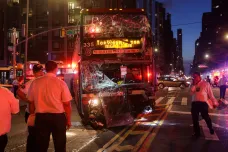 V New Yorku se srazily dva plné autobusy, záchranáři ošetřili desítky lidí 