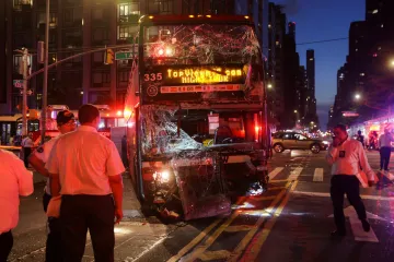 V New Yorku se srazily dva plné autobusy, záchranáři ošetřili desítky lidí 