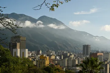 U prezidentského paláce v Caracasu létaly drony a střílelo se, píše AFP