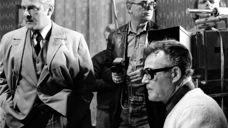 Vladimír Brabec při natáčení seriálu Třicet případů majora Zemana