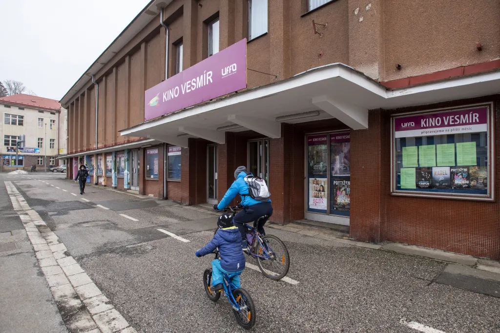 Příjmy města podle vedení radnice investici do kina umožňují. „Už známe výsledek hospodaření města za rok 2020 a podle prvních dvou měsíců letošního roku vypadají nadějně příjmy z rozpočtového určení daní. Díky tomu jsme si dovolili provést změny v rozpočtu a zapracovat do něj většinu investic, které na letošní rok plánujeme,“ uvedl starosta