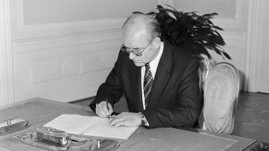 Vratislav Vajnar při podpisu ústavního slibu, 20. červen 1983