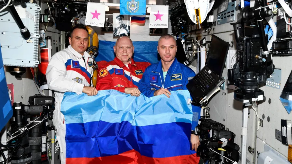 Ruští astronauti na palubě ISS s vlajkou takzvané „Luhanské lidové republiky“