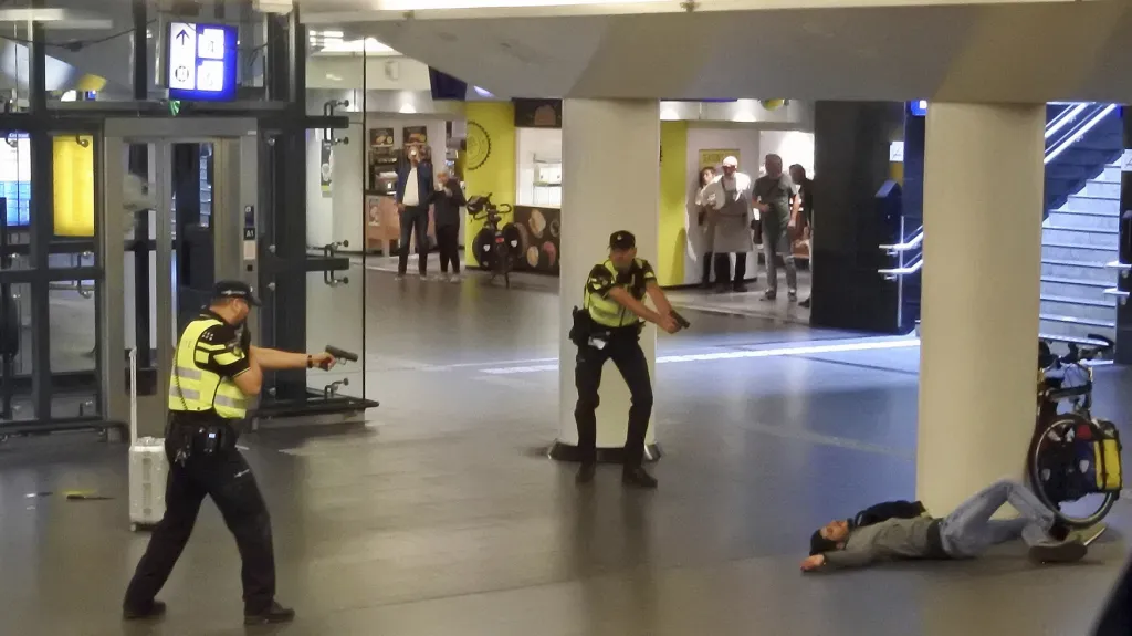 Policisté útočníka na místě zadrželi