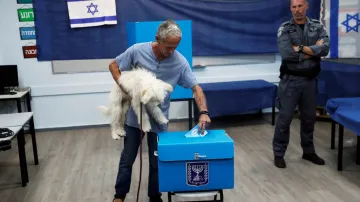 Jeden z voličů si bere ke svému politickému rozhodnutí psa