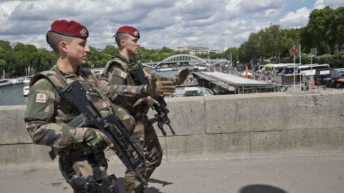 Francouzští vojáci v Paříži