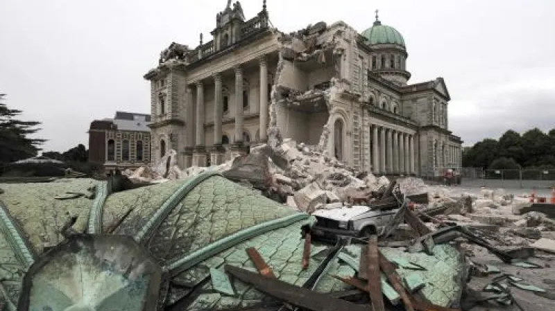 Trosky katedrály v ulicích města Christchurch